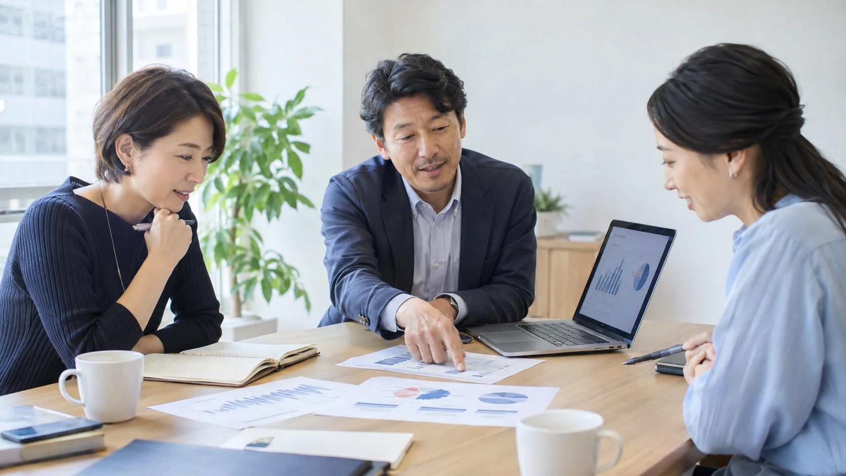 グラフ資料とノートパソコンを使って分析結果と改善策を話し合う担当者たち（AI生成イメージ）